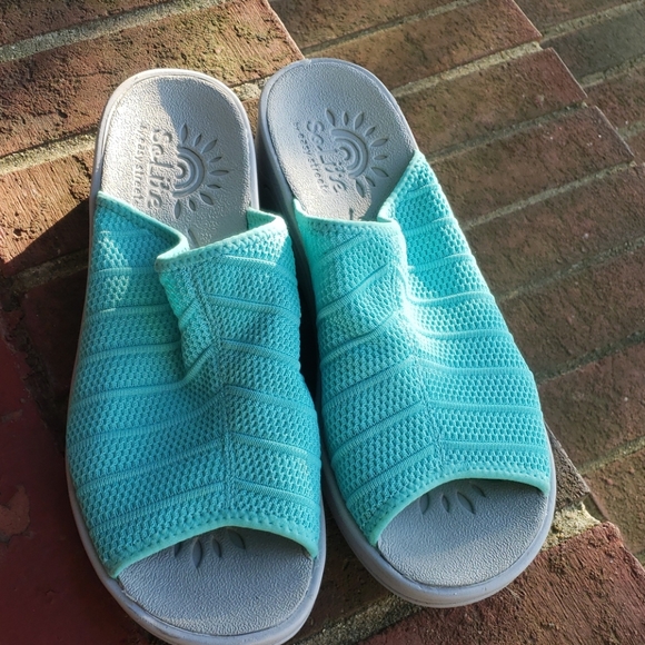solite by easy street slide sandals